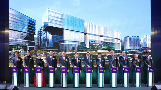 최광우(오른쪽에서 네번째) 마곡마이스AMC 대표, 김상한(왼쪽에서 다섯번째) 서울특별시 행정1부시장, 윤진식(왼쪽에서 여섯번째) 코엑스 이사회 의장, 진교훈 강서구청장(오른쪽에서 여섯번째), 이동기(오른쪽에서 다섯 번째) 코엑스 사장 등 주요 관계자들이 '코엑스마곡 컨벤션센터' 개관식에 참여했다.  [롯데건설 제공]